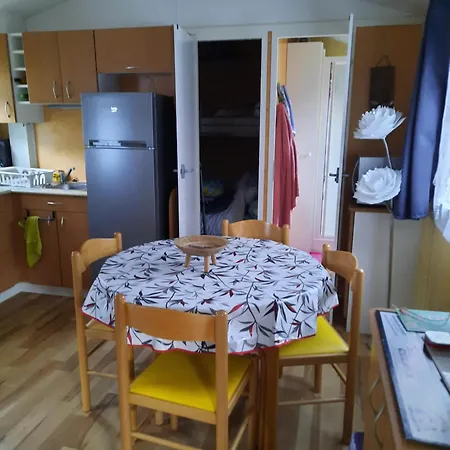 Mobil 2 A 6 Personnes Besse-et-st Anastaise Camping *